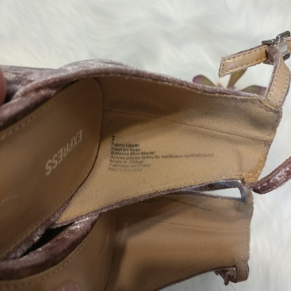🥳Host Pick 🥳 NWOT Express Pink Velvet Chunky Heel - Picture 6 of 8